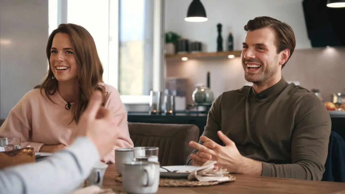 Tims Schwester Lena mischt sich unter die Kandidatinnen von „Die Bachelors“.