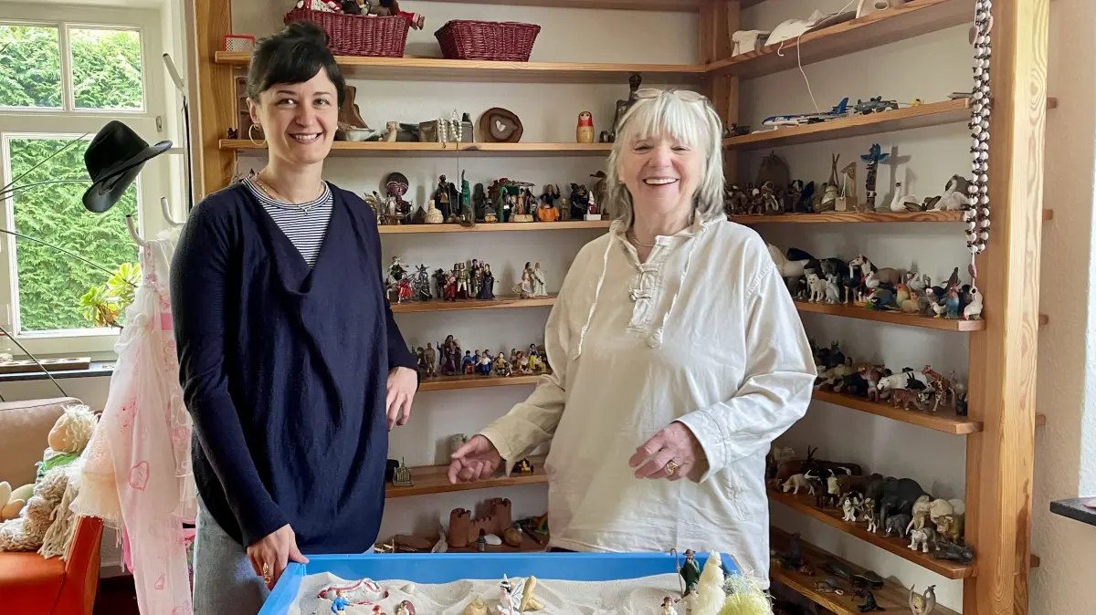 Yael Amling und Magrit Weinmann-Mayer im Spielzimmer der Balinger Praxis.