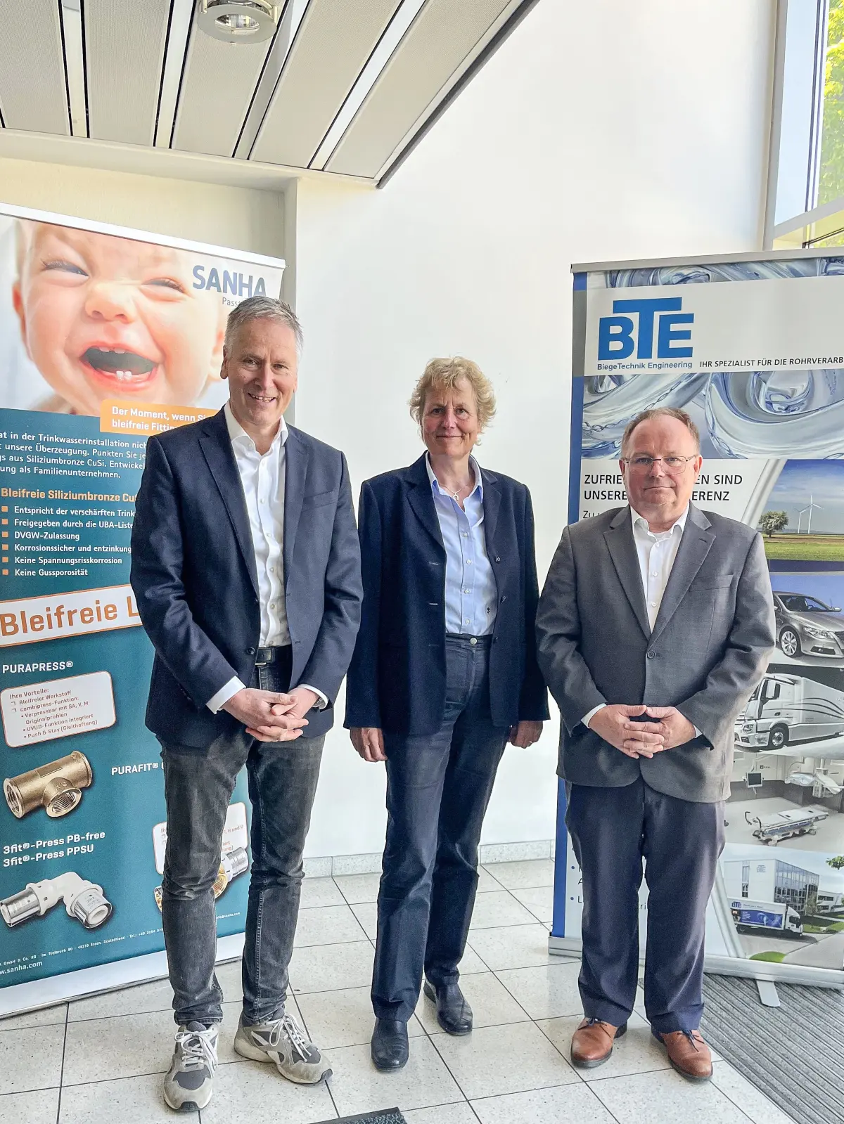Bernd Kaimer, Hauptgesellschafter der SANHA-Gruppe, sowie Annette Walser-Schaeff und Günter Großeibl, Gesellschafter der BTE (von links), demonstrieren bei der Übernahme der BTE durch die SANHA-Gruppe Einigkeit.
