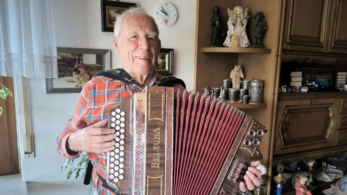 So kennt man den Jubilar Ewald Conzelmann mit seiner Diatonischen Handharmonika.