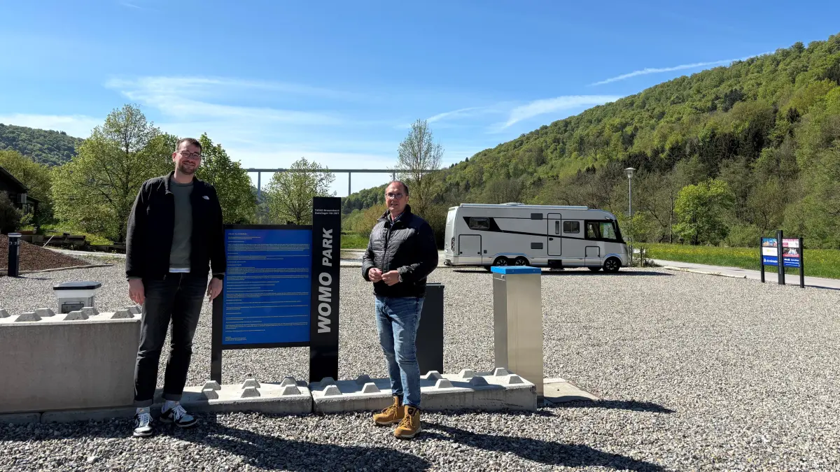 Braunsbachs Bürgermeister David Beck (links) und Initiator Norbert Haas freuen sich über das neue Angebot in der Kochertalgemeinde.