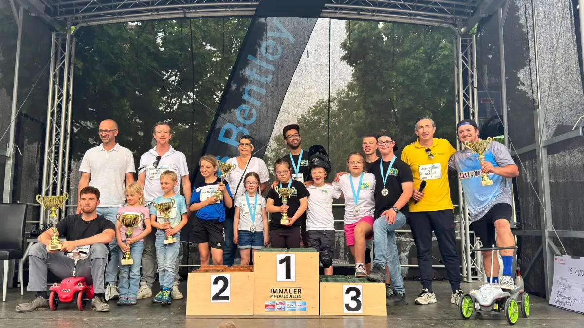 Siegerehrung beim 2. Bentley City Race in Hechingen: Das Foto zeigt die Gewinner aller Altersklassen auf einem Bild. Links sitzend ist Luca Götz aus Ebingen zu sehen, der wie im Vorjahr die Klasse "Jung & Wild" gewann. Ganz rechts steht Jamie Stannage, der bei den Erwachsenen triumphierte. Beide vertraten den Freizeitclub "FC Schluckis 04" aus Ebingen. Geehrt wurden die Sieger von der Ersten Beigeordneten Dorothee Müllges, von Rennorganisator Sandro Milioto und von Bentley-CEO Sebastian Büchert.