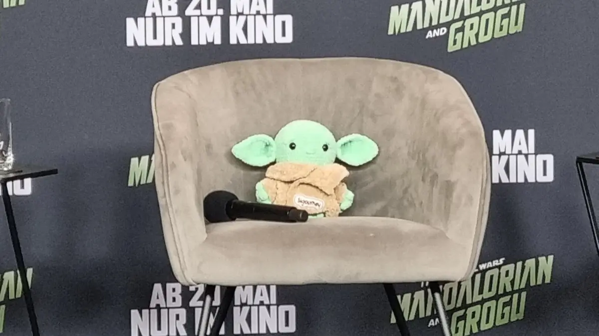Besonders niedlich: Für die Hauptdarsteller und den Regisseur von The Mandalorian and Grogu gab es handgestrickte Grogu-Puppen als Geschenk.
