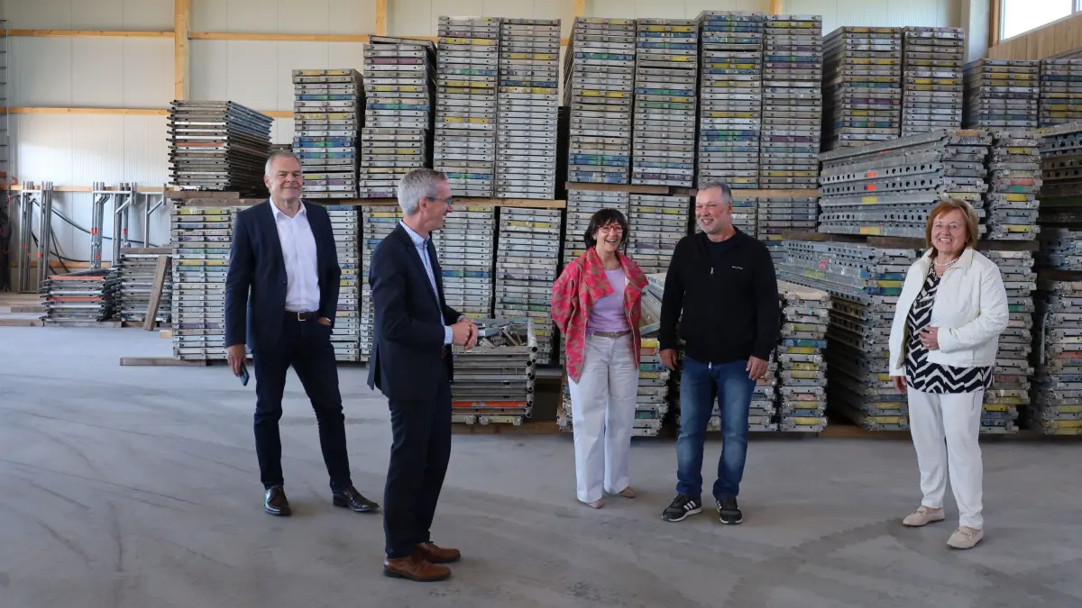 In der Halle stapeln sich die Gerüstbauteile. Die Firma Baseda hat neu gebaut. Von links: Wirtschaftsförderer Hartmut Walter, Bürgermeister Jens Keucher, Birgit Stiehle, René Baseda und Gislinde Sachsenmaier.