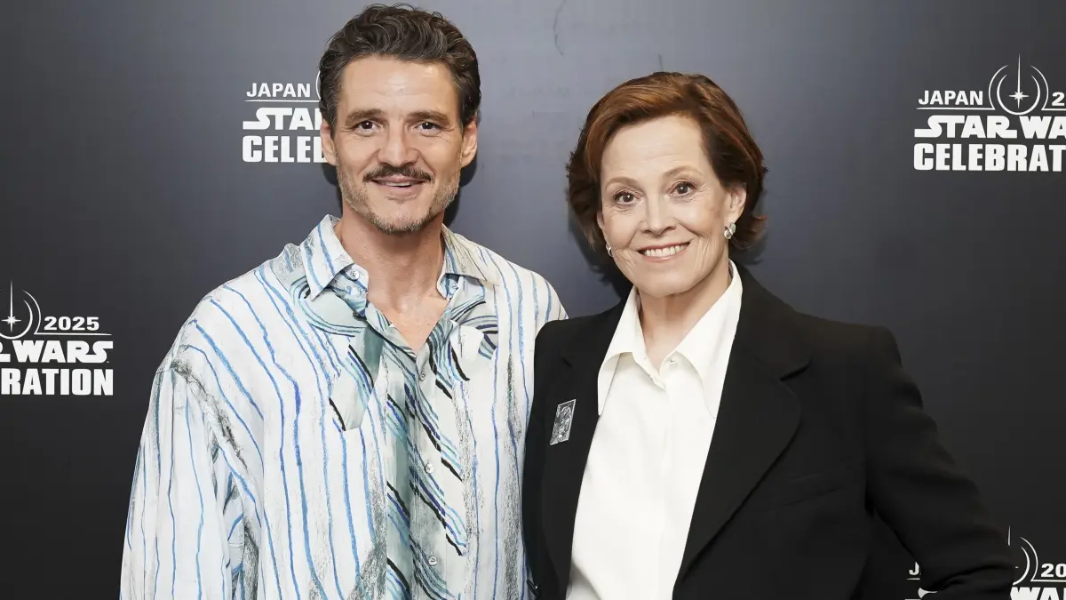 Pedro Pascal und Sigourney Weaver stellen ihren neuen Film The Mandalorian and Grogu in Berlin vor.