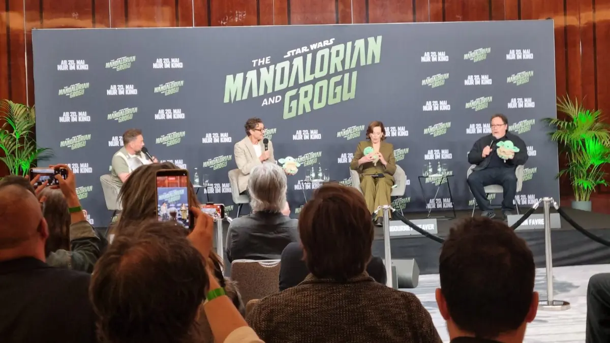 Von links nach rechts: Steven Gätjen, Pedro Pascal, Sigourney Weaver und Jon Favreau bei der Pressekonferenz zu The Mandalorian and Grogu in Berlin.