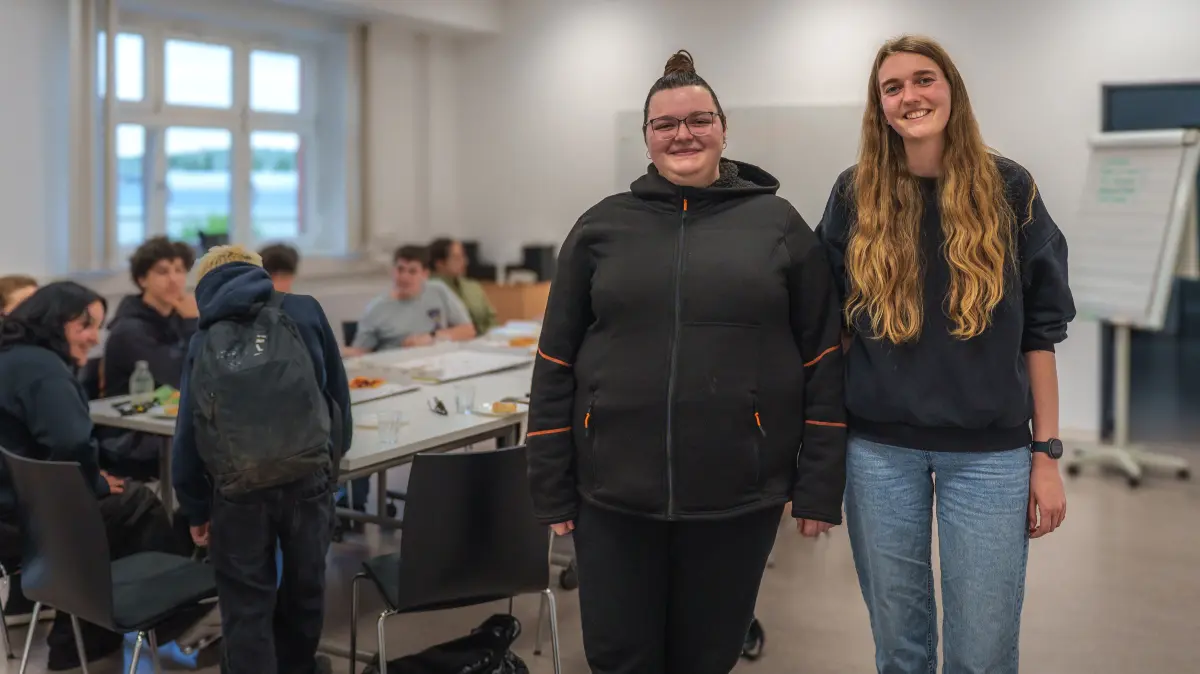 Wohngruppen-Bewohnerin Selina und Sozialpädagogin Hannah Leidenberger treffen sich monatlich im "Wohngruppenrat Stuttgart"