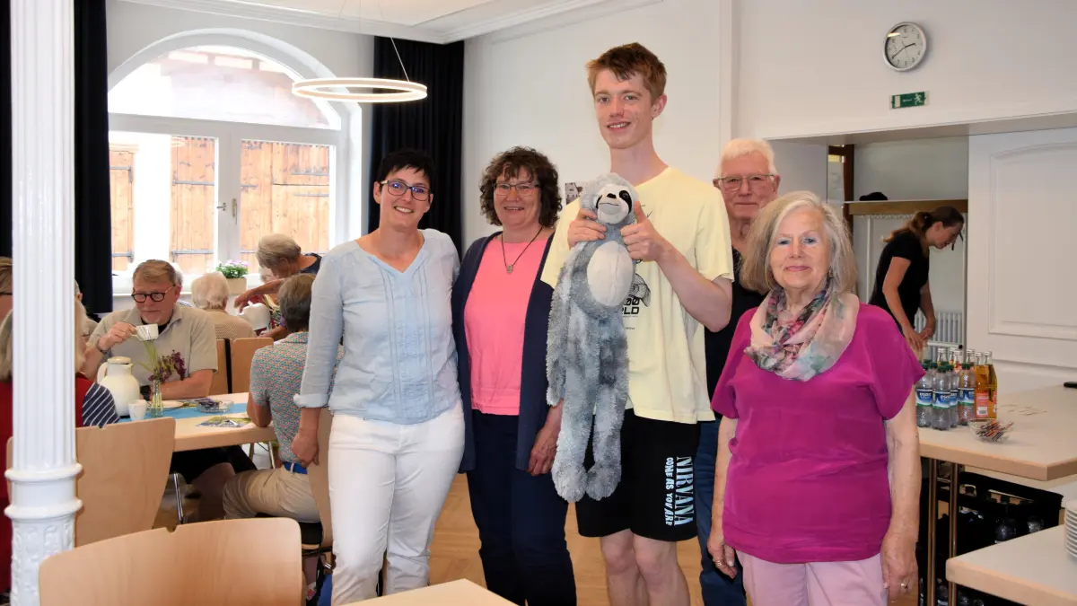 Die Einweihung des neuen Saals war ein besonderer Tag in Apfelstetten: Ortsvorsteherin Stefanie Looser (links), Bürger Robert mit seinem flauschigen Freund (Mitte), Kassenwart Walter Stärk und zwei der fleißigen Dekoqueens, die den Saal für den Festakt vorbereitet haben.