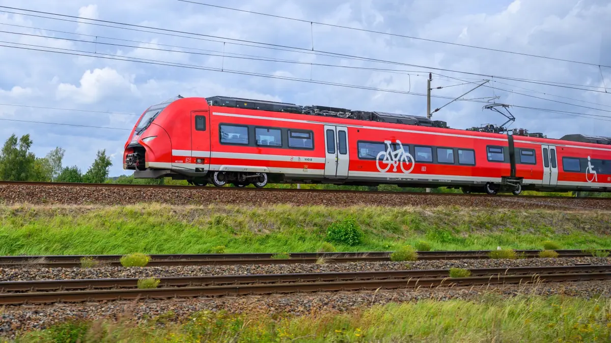 Deutsche Bahn: ARCHIV - 17.09.2025, Brandenburg, Senftenberg: Ein Regionalexpress der Deutschen Bahn ist unterwegs. (zu dpa: «Bahn-Panne bei Regensburg: Fahrgäste laufen in nächstes Dorf») Foto: Patrick Pleul/dpa +++ dpa-Bildfunk +++