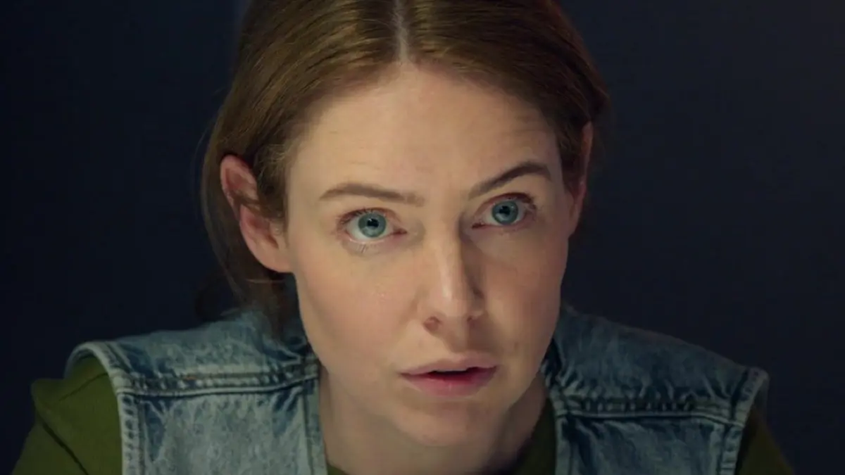 Toni (Olivia Marei) entdeckt ein interessantes Video im Netz.