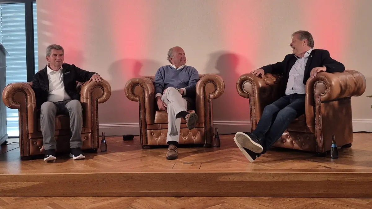 Die Rennfahrerlegenden Roland Asch (links) und Klaus Ludwig (mitte) wurden für die Sendung „Top Speed Turbo Talk“ in Hülben von Martin Utberg (rechts) interviewt.