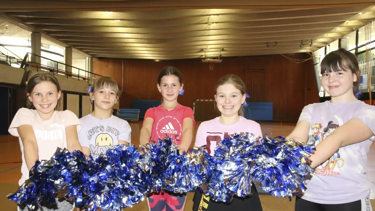 Cheerleader AG der Daniel-Straub-Realschule Geislingen - Mädchen mit grauer kurzer Hose ist Melina, mit schwarzer kurzer Hose oben auf Pyramide ist Lucy, mit roter Knie-Leggins Nela
