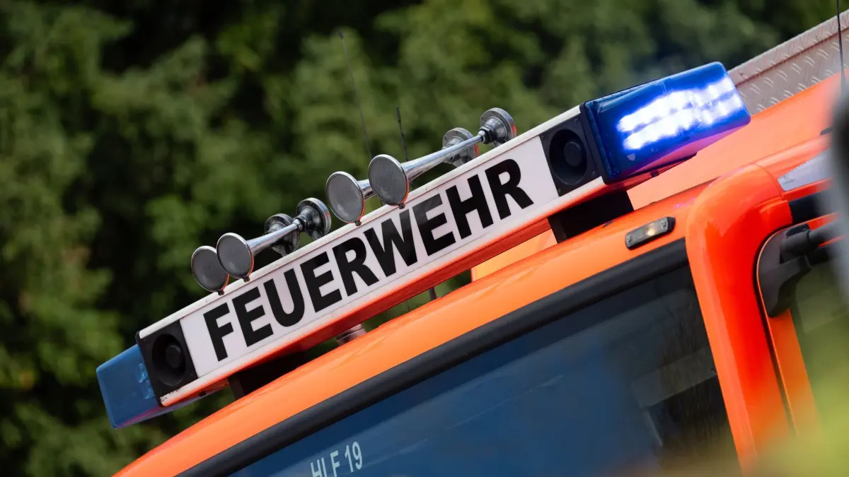 Feuerwehr - Symbolbild: SYMBOLBILD - 08.11.2023, Baden-Württemberg, Stuttgart: Blaulicht ist während eines Brandes auf einem Einsatzfahrzeug der Feuerwehr zu sehen. (zu dpa: «Angreifer springt nach Flucht vor Polizei in die Donau») Foto: Marijan Murat/dpa +++ dpa-Bildfunk +++
