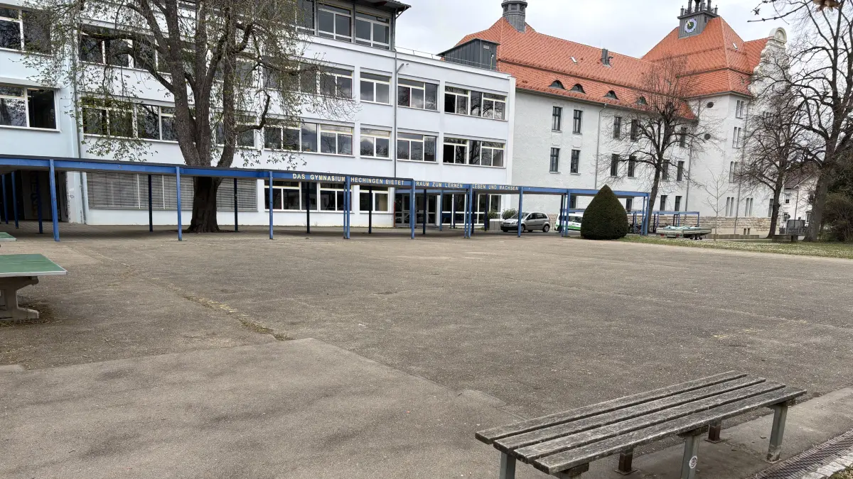 So viel Asphalt! Und da, wo es grün ist, ist auch nur Rasen und kaum Leben. Der Schulhof des Hechinger Gymnasiums schreit förmlich nach einer Entsiegelung und naturnahen Umgestaltung. Das soll nun mit Hilfe eines Klimaschutz-Förderprogrammes gelingen.