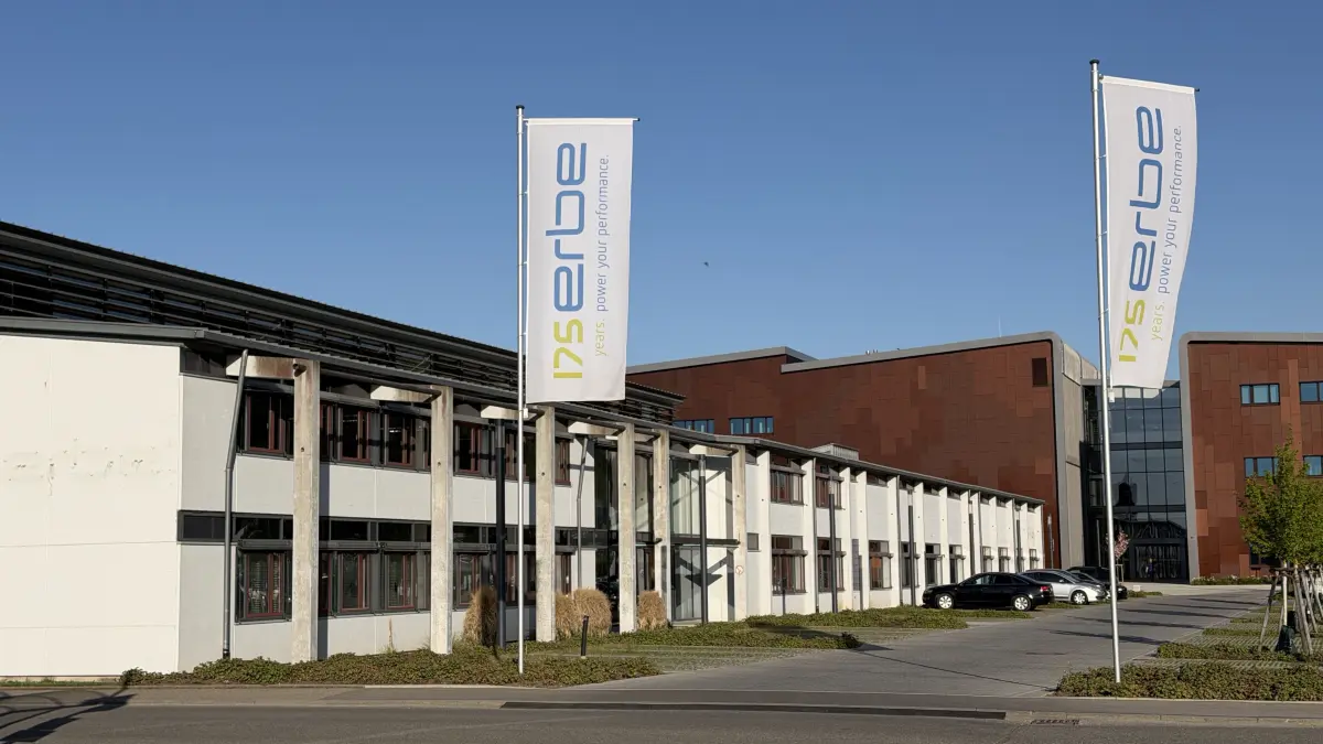 Das Medizintechnik-Unternehmen Erbe baut am Standort Rangendingen die alten Gebäude neben dem Neubau zurück.