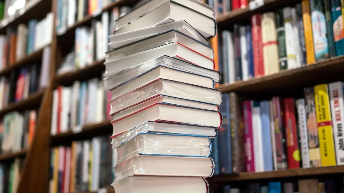 Bücher: ARCHIV - 17.08.2020, Hessen, Frankfurt/Main: Ein Stapel neuer Bücher liegt auf einem Verkaufstisch in einer Buchhandlung. (zu dpa: «Hamburg stärkt kleine Verlage - bis zu 25.000 Euro pro Jahr») Foto: Frank Rumpenhorst/dpa +++ dpa-Bildfunk +++