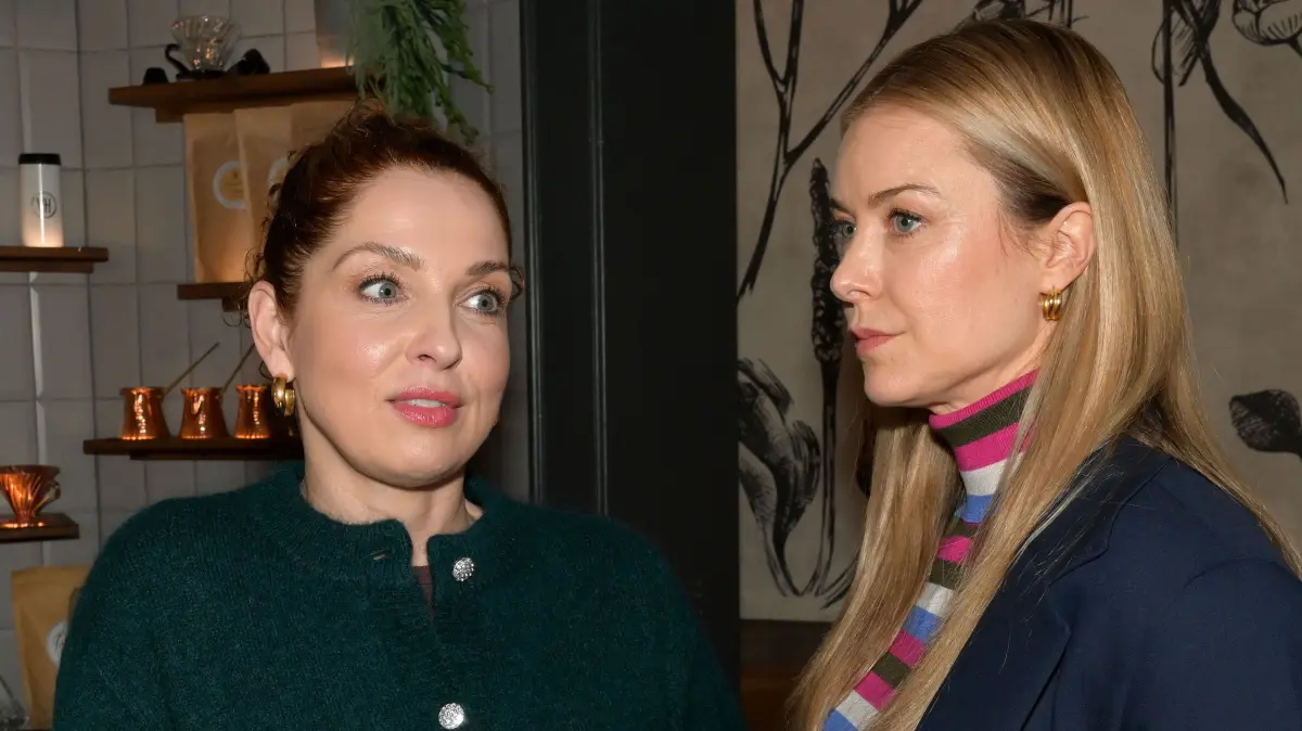 Nina (Maria Wedig, l.) erklärt Jessica (Nina Ensmann), dass sie weiterhin in Berlin bleibt. Ihr Café möchte sie trotzdem verkaufen.
