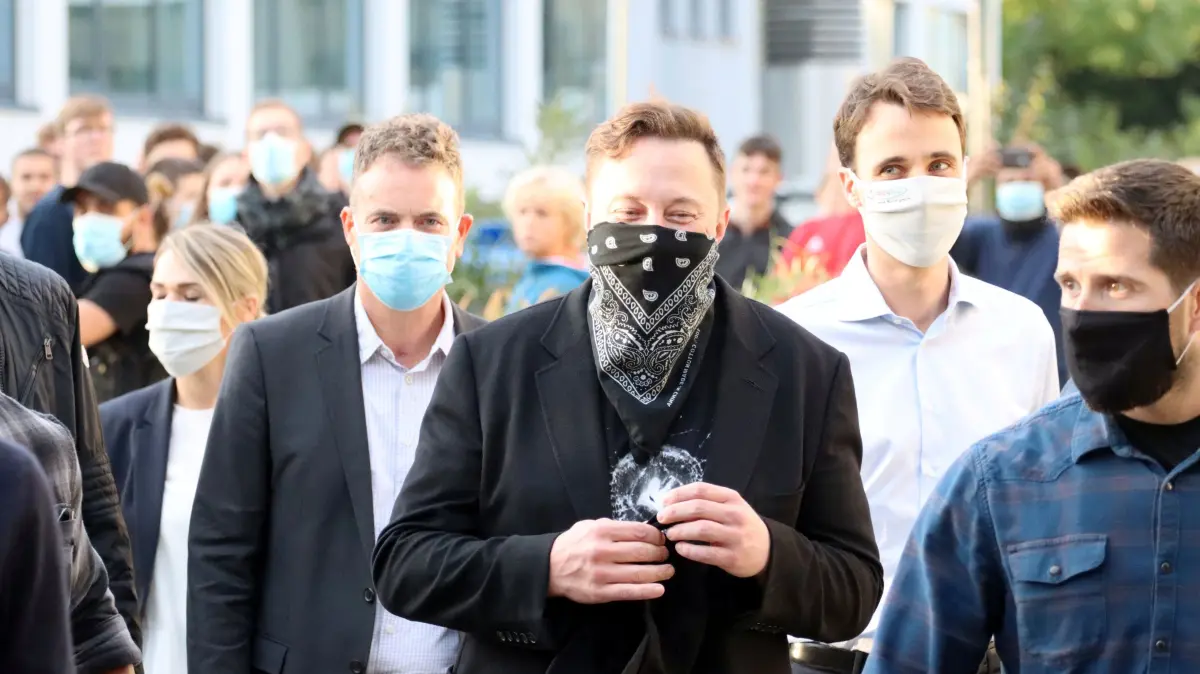 Tesla-Chef Elon Musk besucht Biopharma-Unternehmen Curevac: Vorsicht: Dieses Foto ist möglicherweise nur für den einstigen Verlag Schwäbisches Tagblatt verwendbar. Tübingen 01.09.2020 Tesla-Chef Elon Musk (Mitte) mit Maske und Curevac Gründer und Vorstandsvorsitzender Ingmar Hoerr (li Hinten) zu Fuss unterwegs im Technologiepark in Tuebingen beim der Biopharma-Unternehmen Curevac, umringt von Fans und Medien.
FOTO: ULMER Pressebildagentur/Moritz Liss
xxNOxMODELxRELEASExx