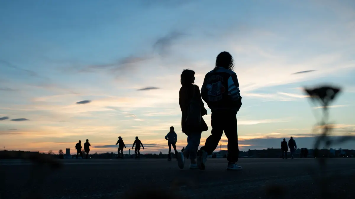 Tempelhofer Feld: ARCHIV - 15.11.2020, Berlin: Besucher sind bei milden Temperaturen am späten Nachmittag auf dem Tempelhofer Feld unterwegs. (zu dpa: «Praxen laden zum ersten Diabetes‑Spaziergang») Foto: Bernd von Jutrczenka/dpa +++ dpa-Bildfunk +++