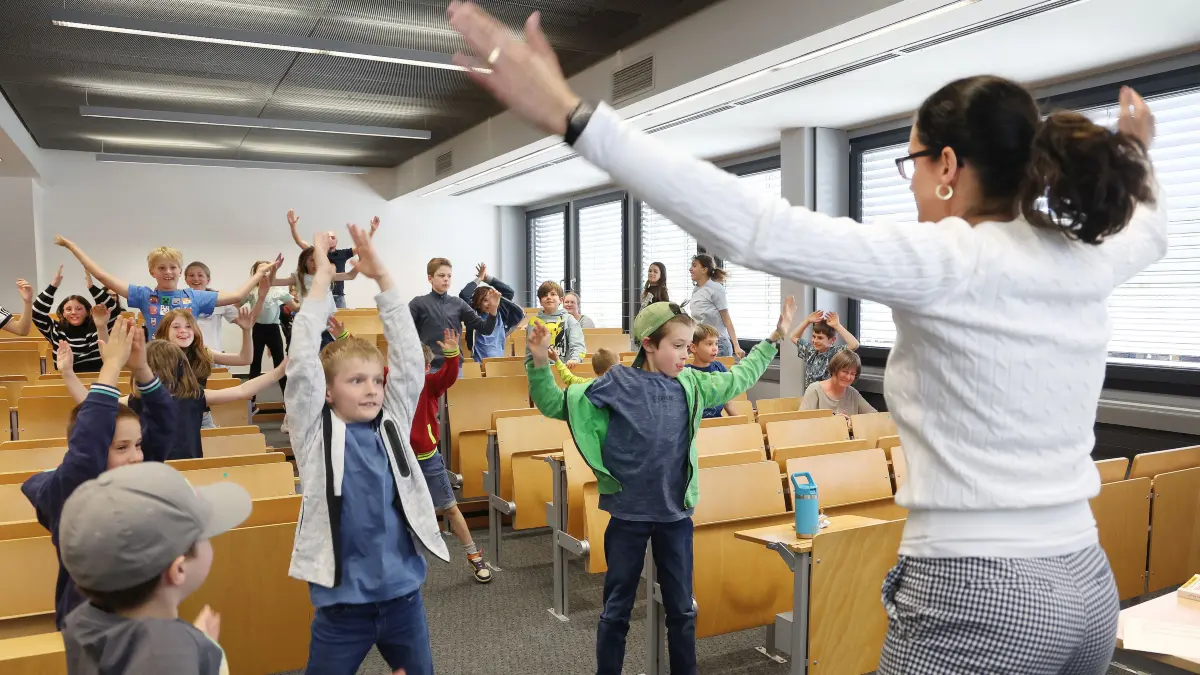 Kinderuni Heilbronn auf Reisen: Professorin Dr. Saskia-Nicole Reinfuss erklärt am Campus Schwäbisch Hall der Hochschule Heilbronn Kindern, wie Lernen funktioniert. Die 26 Teilnehmenden wissen schon vorher viel, sie beteiligen sich aktiv.