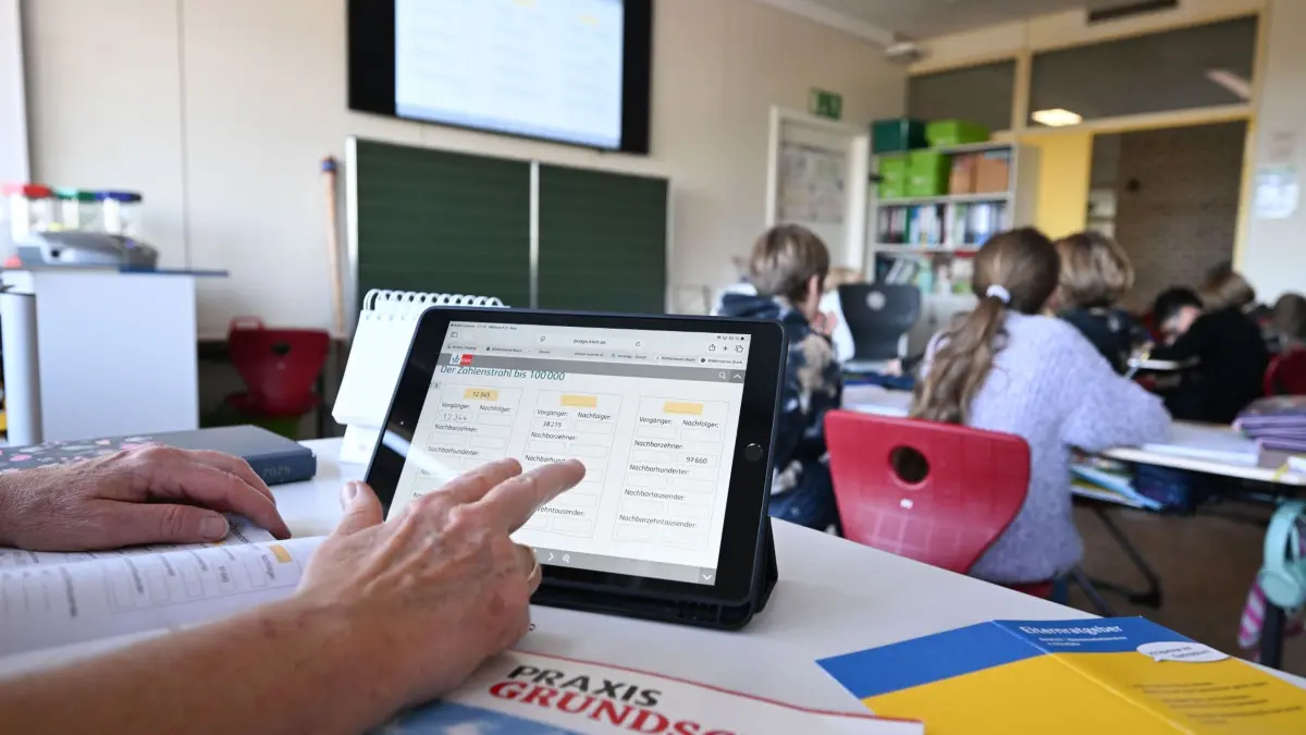 Digitalisierung: PRODUKTION - 05.11.2025, Baden-Württemberg, Stuttgart: In einer Grundschule arbeitet eine Lehrerin in einer vierten Klasse an einem digitalen Tafelsystem, während Schülerinnen und Schüler im Klassenraum sitzen. (zu dpa: «Thüringer Schulen profitieren von neuem Digitalpakt bis 2032») Foto: Bernd Weißbrod/dpa +++ dpa-Bildfunk +++