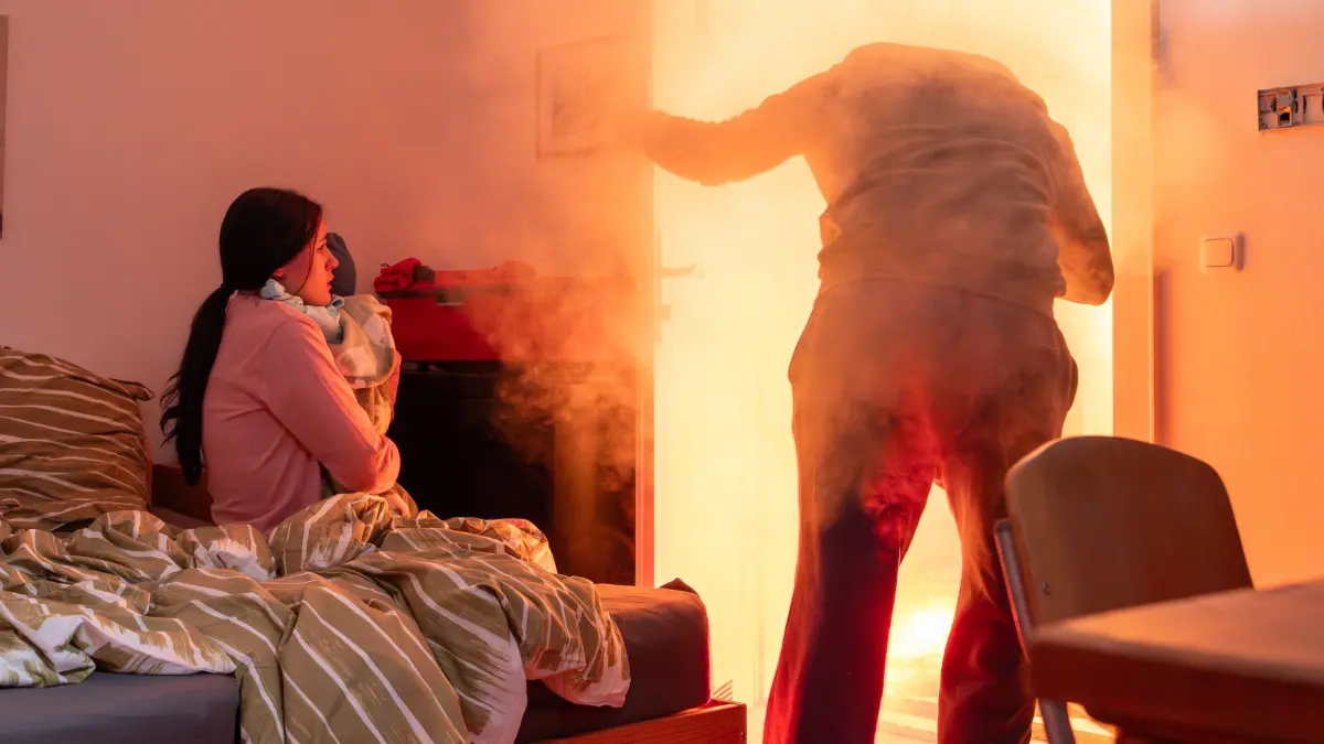 Ein Haus in Flammen und Menschen in Todesangst. Das Feuer ist das Ergebnis von Brandstiftung. Die Kripo ermittelt.