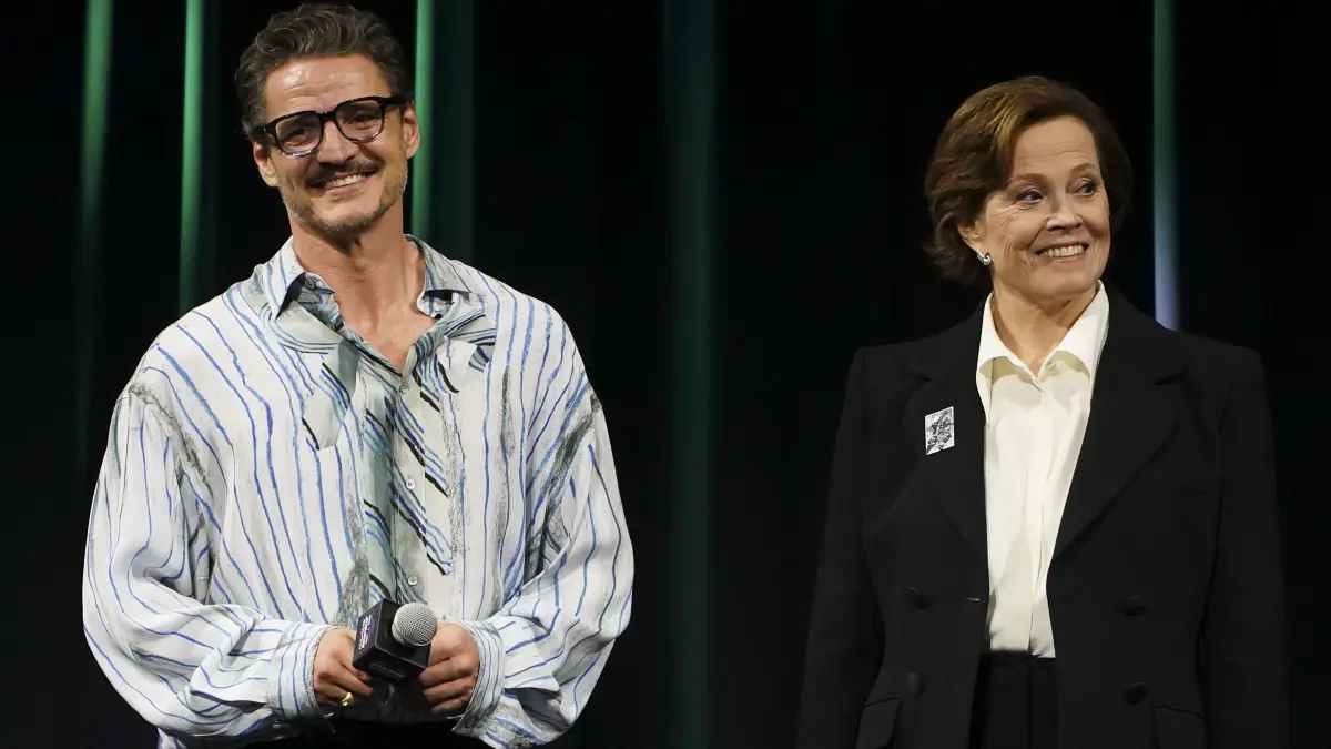 Schauspieler Pedro Pascal findet nur die nettesten Worte für seine Schauspielkollegin Sigourney Weaver.