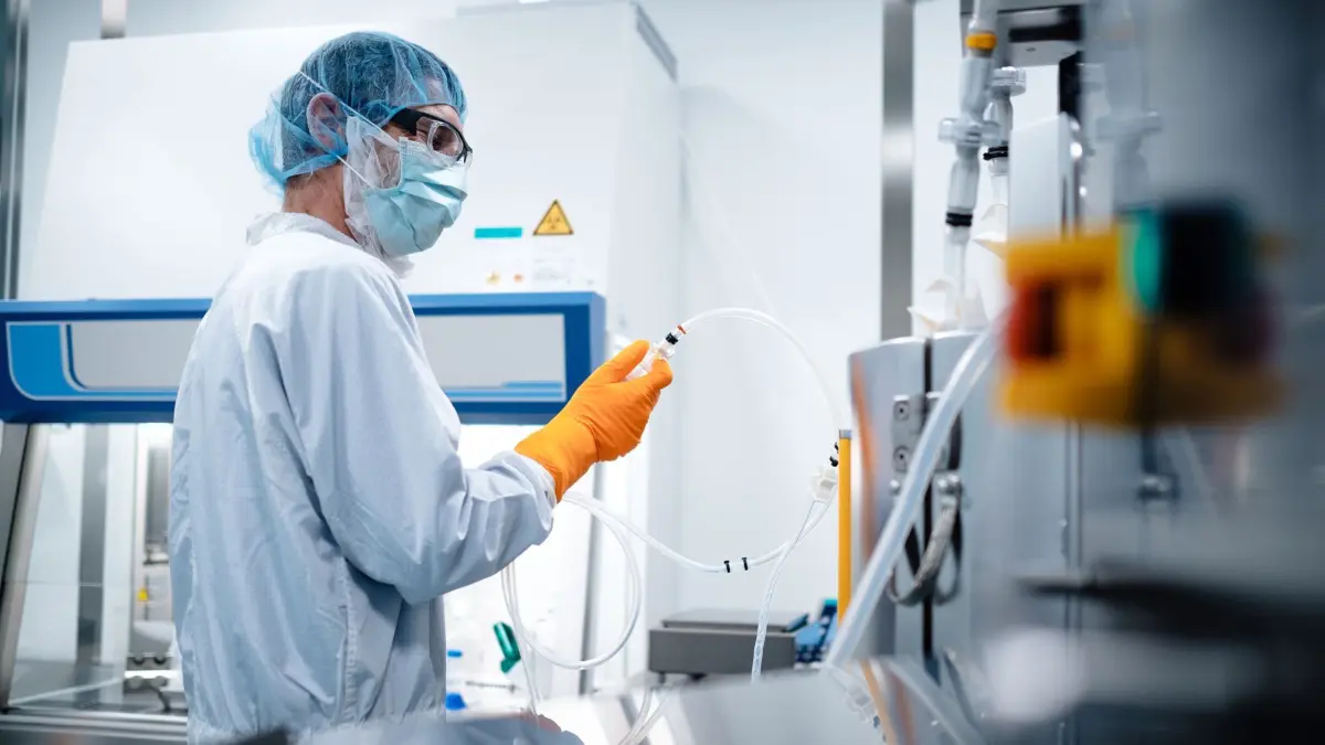 HANDOUT - 02.09.2020, Rheinland-Pfalz, Mainz: Ein Mitarbeiter des Mainzer Unternehmens Biontech arbeitet in einem Labor. Die Europäische Arzneimittel-Agentur Ema will im Dezember über eine Zulassungsempfehlung des von Biontech entwickelten Corona-Impfstoffs entscheiden. Foto: BioNTech SE/dpa - ACHTUNG: Verwendung nur bis zum 09.12.2020 +++ dpa-Bildfunk +++