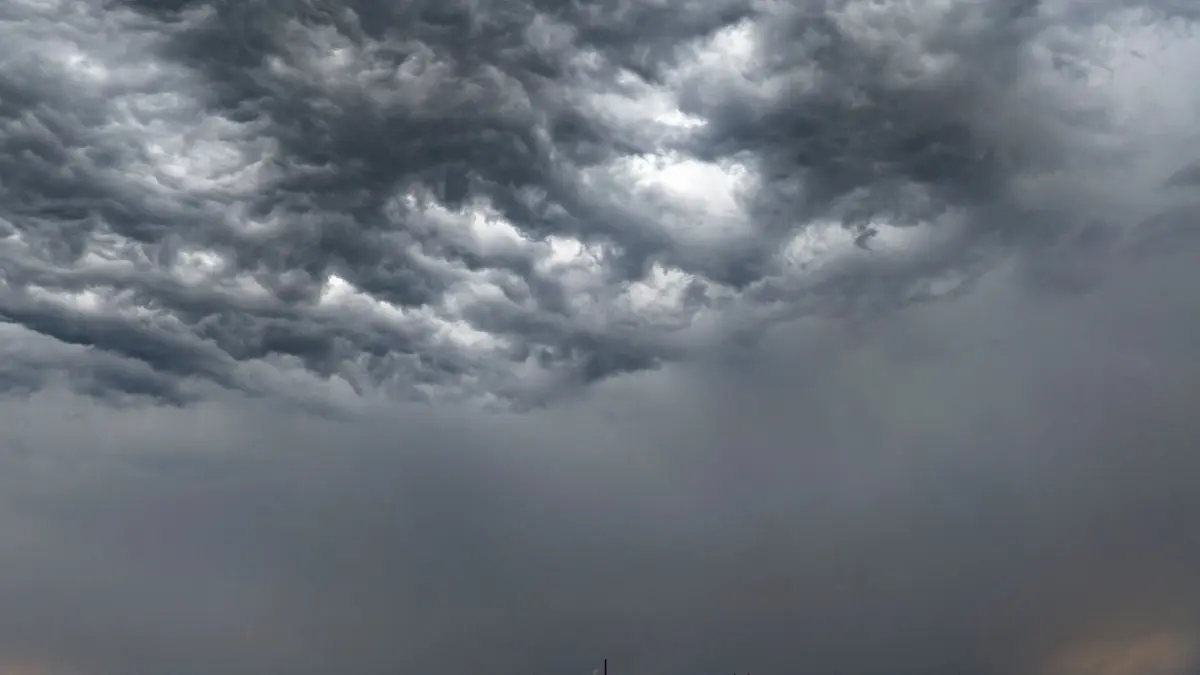 Wolken in Duisburg (Symbolbild): ARCHIV - 13.08.2024, Nordrhein-Westfalen, Duisburg: Ein Gewitter mit dunklen Wolken zieht über Duisburg auf (Aufnahme mit Drohne). (zu dpa: «Gewitter und Dauerregen - das Wetter in NRW») Foto: Christoph Reichwein/dpa +++ dpa-Bildfunk +++