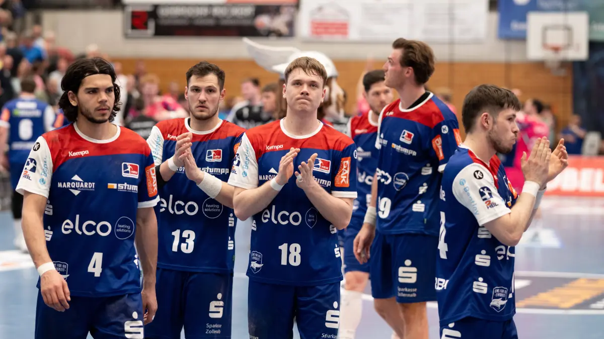 HBW Balingen Weilstetten, die Mannschaft ist sichtlich mitgenommen, der knappe Ausgang war nicht erwartet worden, HBW Balingen Weilstetten vs. TSV Bayer Dormagen, Handball, 2. Bundesliga, 30. Spieltag, Saison 2025/2026, 03.05.2026, Eibner-Pressefoto/Andreas Ulmer HBW Balingen Weilstetten vs. TSV Bayer Dormagen, Handball, 2. Bundesliga, 30. Spieltag, Saison 2025/2026, 03.05.2026, Balingen *** HBW Balingen Weilstetten, the team is visibly upset, the close result was not expected, HBW Balingen Weilstetten vs TSV Bayer Dormagen, Handball, 2 Bundesliga, Matchday 30, Season 2025 2026, 03 05 2026, Eibner Pressefoto Andreas Ulmer HBW Balingen Weilstetten vs TSV Bayer Dormagen, Handball, 2 Bundesliga, Matchday 30, Season 2025 2026, 03 05 2026, Balingen Copyright: xEibner-Pressefoto/AndreasxUlmerx EP_AUR
