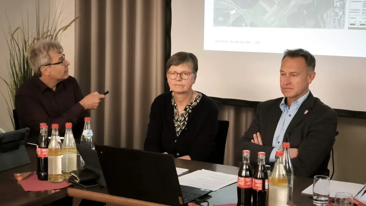 Bernd Schuler und Birgit Ewert stellen Verwaltung und Gemeinderat die Maßnahme Eselsmühle vor.