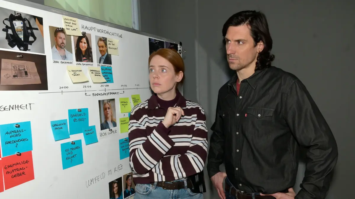 Toni (Olivia Marei) und ihr Kollege Holger Schmitt (Timo Hastenpflug) ermitteln im Mordfall Zoe Lopez.
