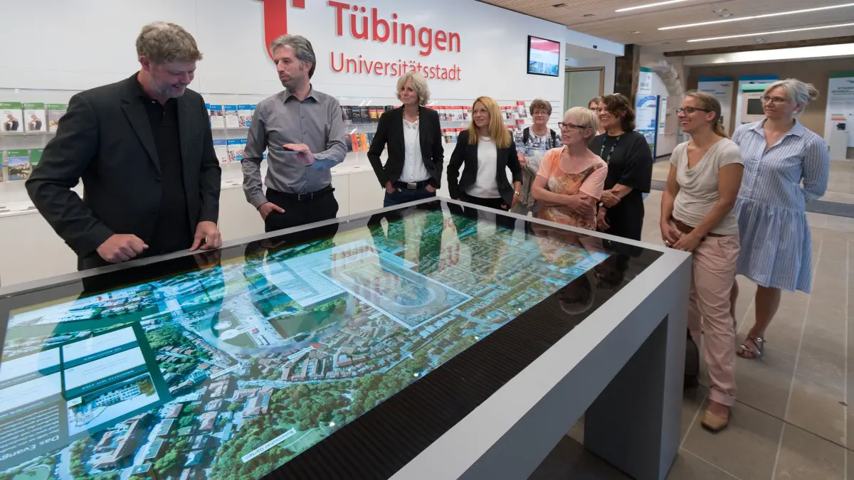 (ohne Überschrift): 2019 wurde der Tüsch im Rathaus aufgestellt. OB Boris Palmer (Zweiter von links) und andere fanden ihn toll.