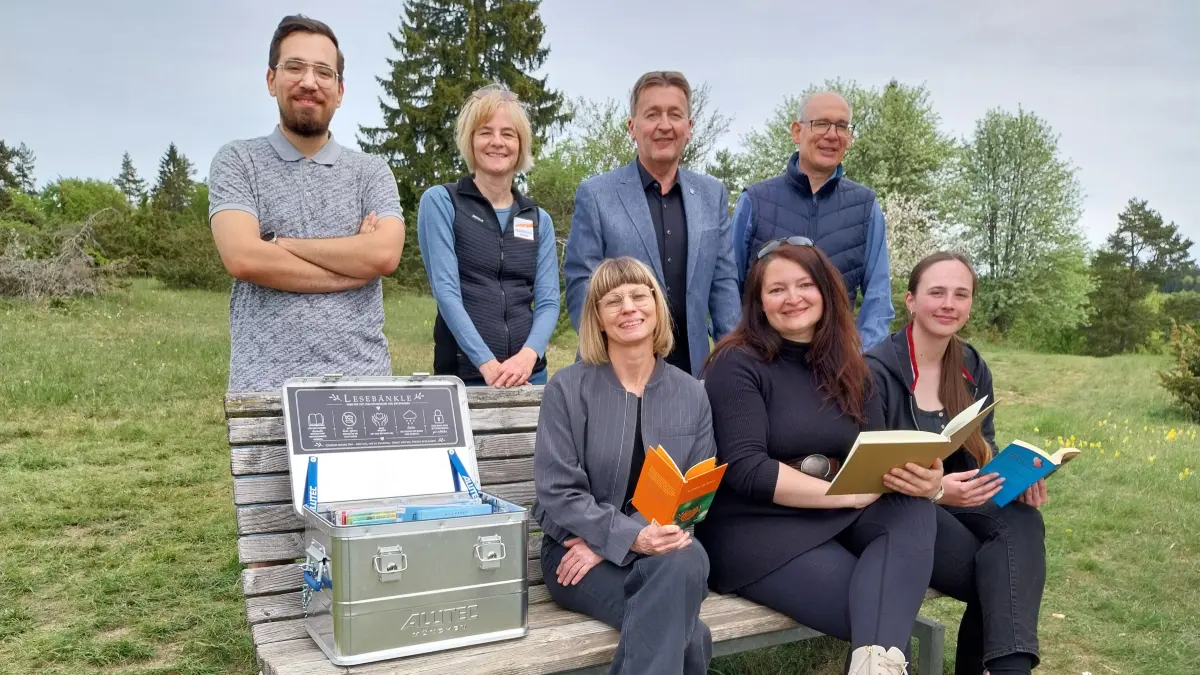 Hoffen auf viele literaturbegeisterte Wanderer: (hinten, von links) Mobin Yahyaabadi (Stadtbücherei), Ulrike Wieland (Traufgänge), Oberbürgermeister Roland Tralmer und Kulturamtsleiter Martin Roscher und (vorne, von links): Julia Barthelmeß (Leiterin der Stadtbücherei), Natascha Huonker und Tia Magdic (Stadtbücherei).