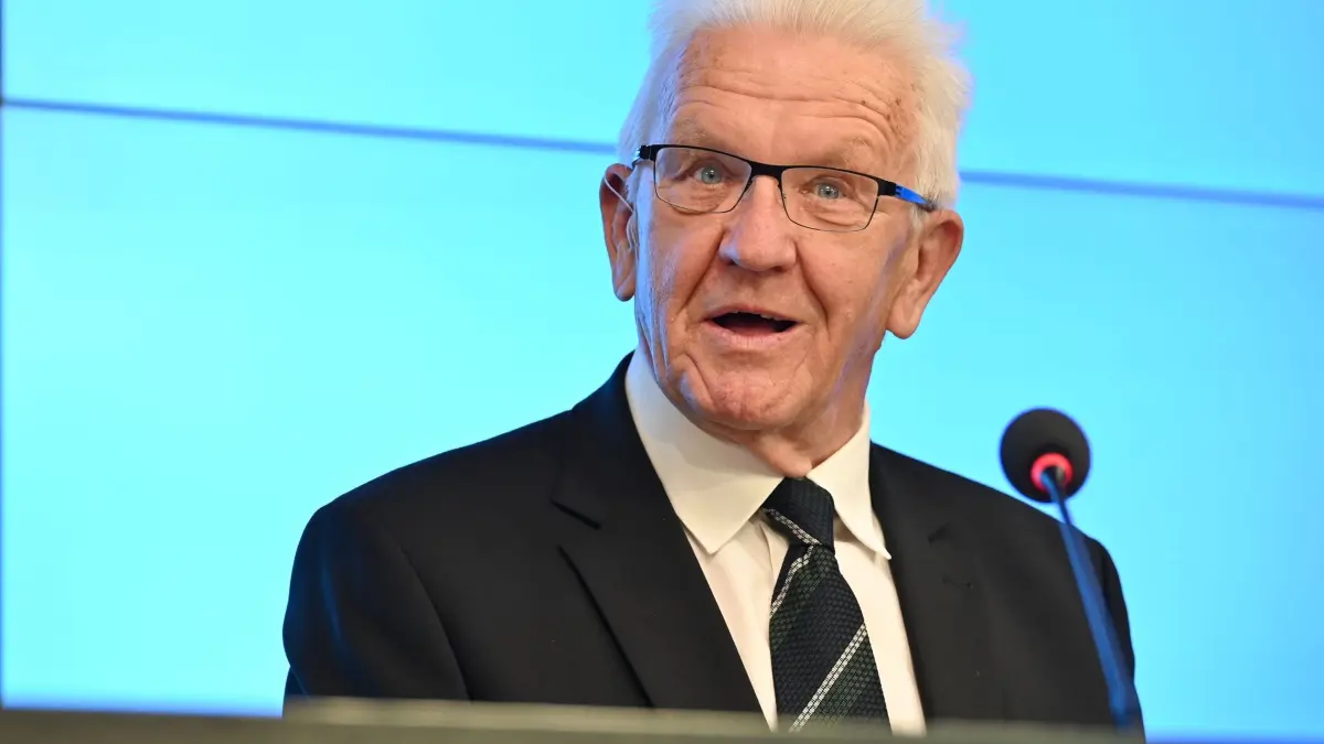 Landespressekonferenz mit Ministerpräsident Kretschmann: 05.05.2026, Baden-Württemberg, Stuttgart: Winfried Kretschmann (Bündnis 90/Die Grünen), Ministerpräsident von Baden-Württemberg, sitzt in seiner letzten Landespressekonferenz. Der Regierungschef kam zuvor zum letzten Mal mit seinem Kabinett zusammen. Foto: Katharina Kausche/dpa +++ dpa-Bildfunk +++