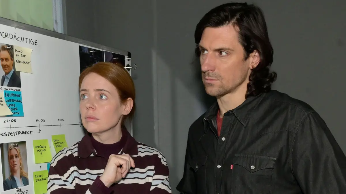 Toni (Olivia Marei) und Schmitti (Timo Hastenpflug) ermitteln im Mordfall Zoe Lopez.