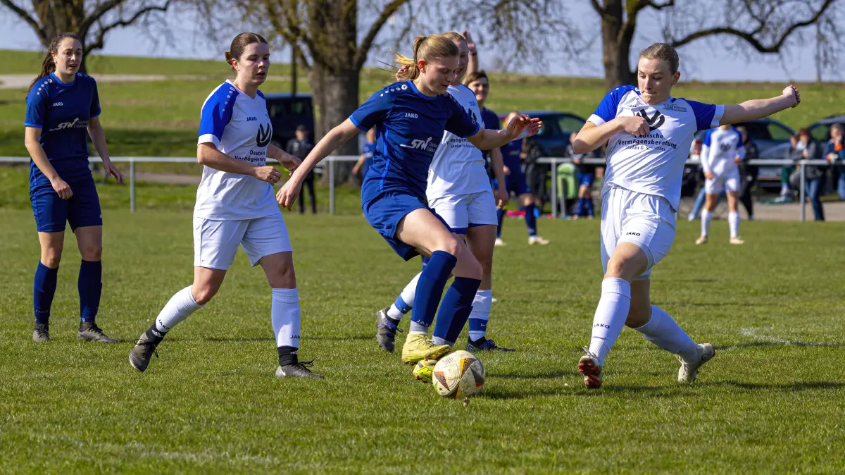 Das Heimspiel in der vergangenen Saison gewann die SGM Crailsheim/Jagstheim/Onolzheim 2:0 gegen den TSV Münchingen II. Franziska Wüstner wird von drei Münchingerinnen umringt.