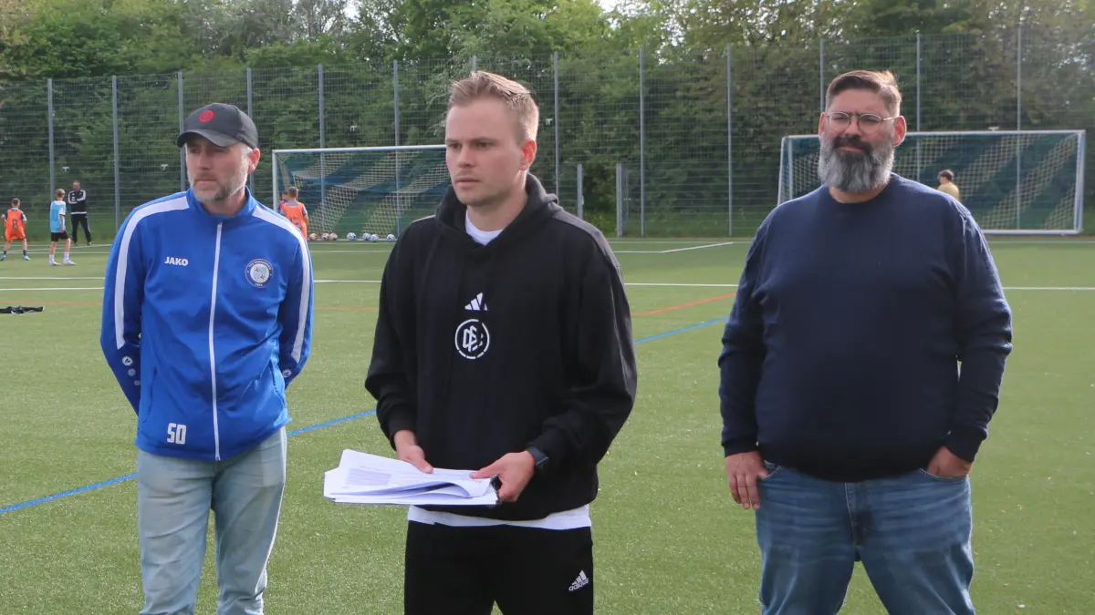 Tobias Pelzer (3. v. links) moderiert den Trainingsdialog am DFB-Stützpunkt in Schrozberg. 