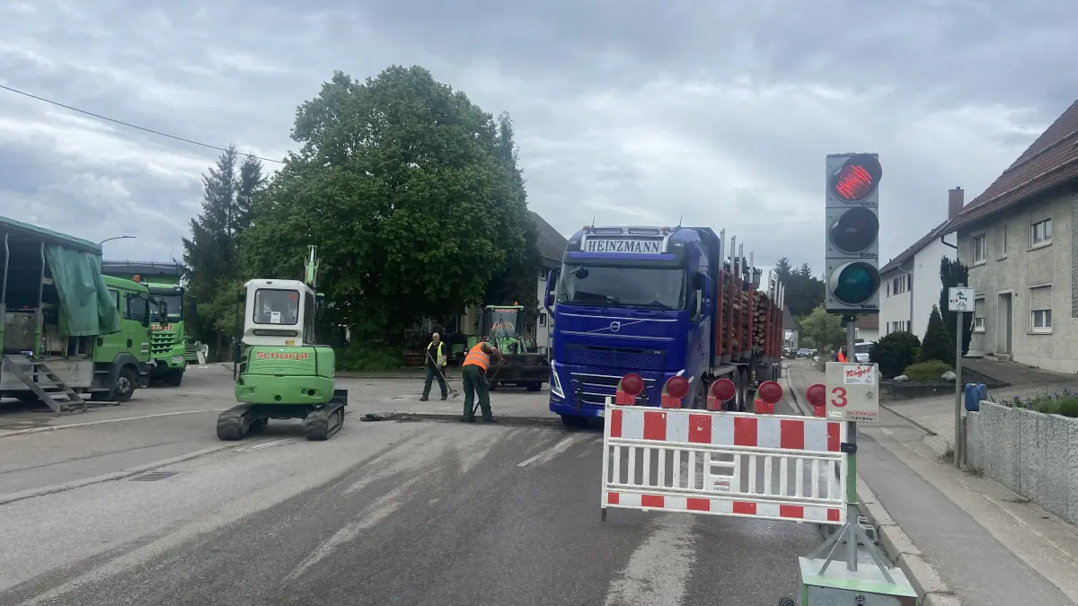 Selbst mit Baustellen-Ampel rollt der Verkehr auf der Kirchstraße gefährlich nah an den Bauarbeitern vorbei.