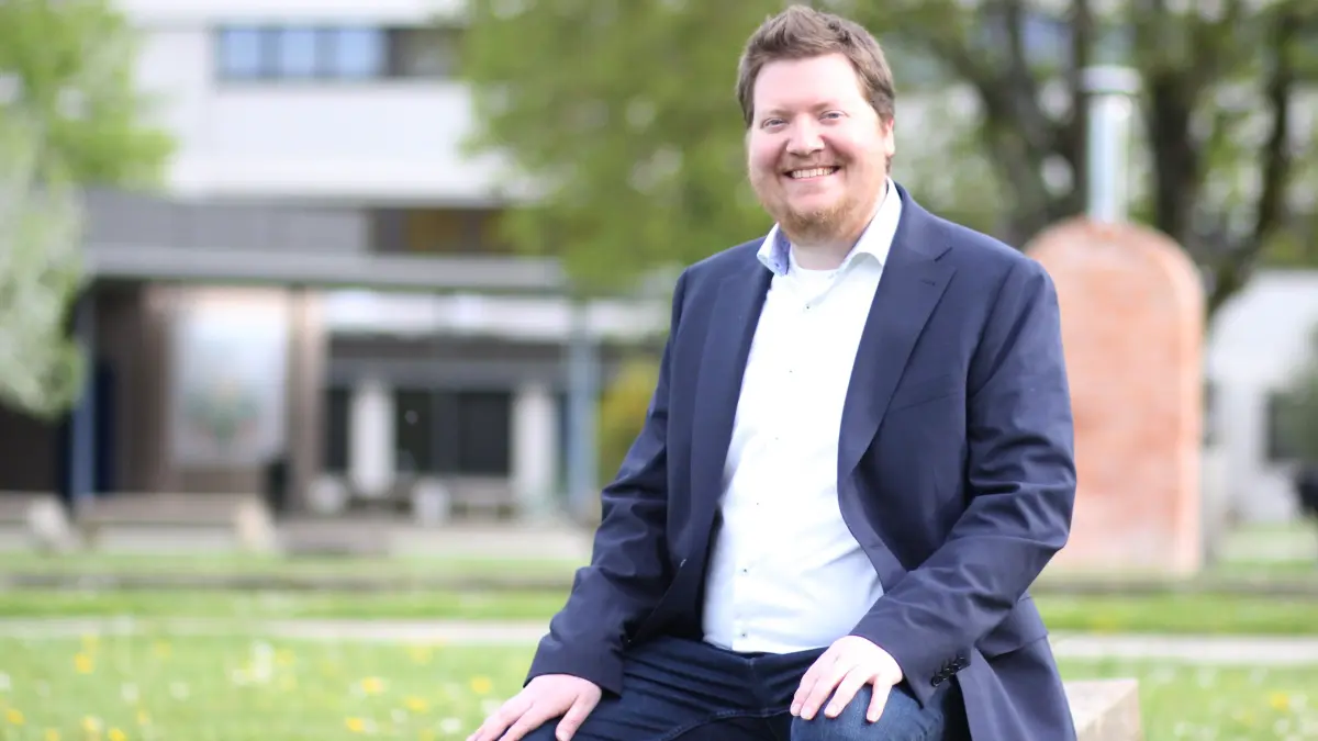 Bürgermeisterwahl Gerabronn 17. Mai 2026. Jonas Mauch, hier vor seinem alten Gymnasium in Gerabronn, bewirbt sich um das Amt des Bürgermeisters.