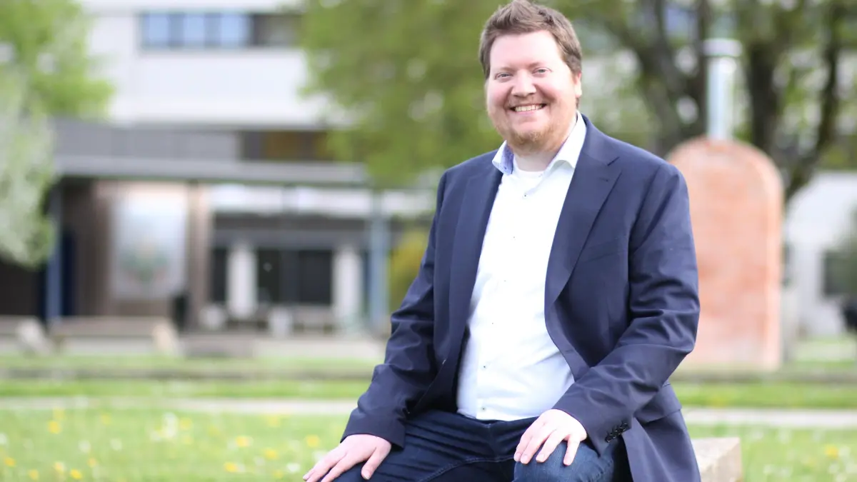 Bürgermeisterwahl Gerabronn 17. Mai 2026. Jonas Mauch, hier vor seinem alten Gymnasium in Gerabronn, bewirbt sich um das Amt des Bürgermeisters.