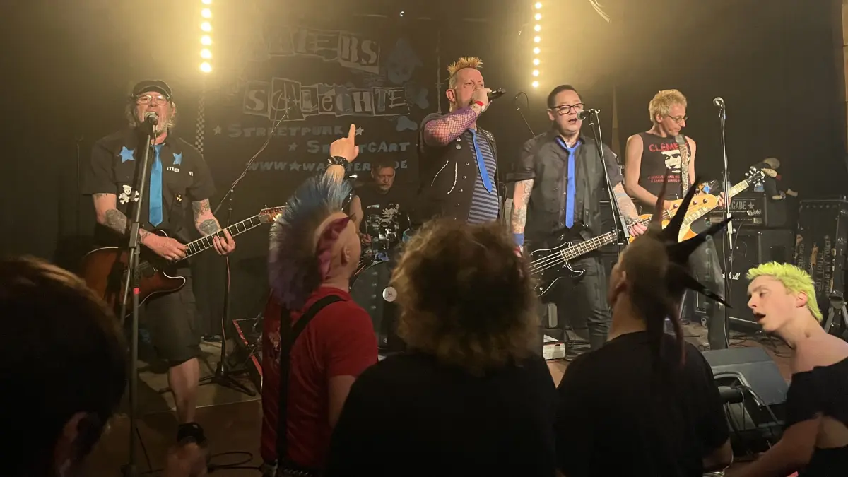Wärters Schlechte in ihrer klassischen Punk-Uniform.