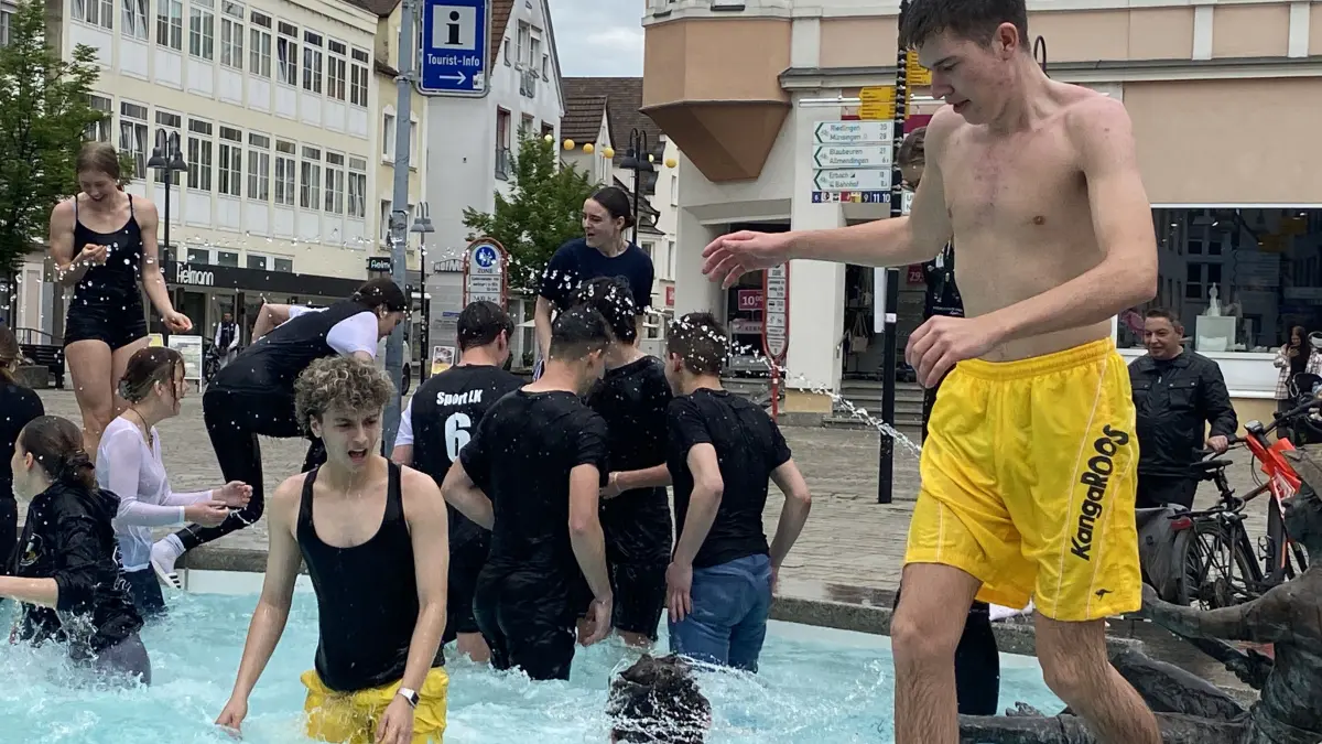 Und hops: Das Brunnenwasser war kalt, die Abiturienten trotzdem in Partylaune.