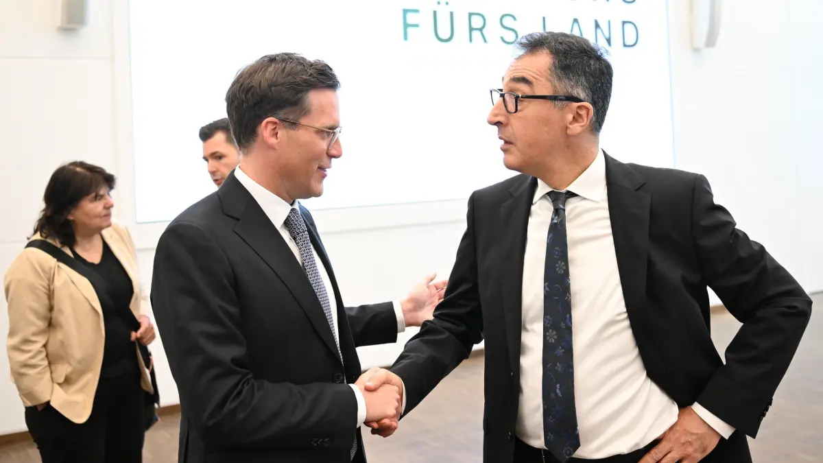 Vorstellung Koalitionsvertrag in Baden-Württemberg: 06.05.2026, Baden-Württemberg, Stuttgart: Cem Özdemir (r, Bündnis 90 / Die Grünen) und Manuel Hagel (CDU) nehmen in der Sparkassenakademie Baden-Württemberg an der Präsentation des Koalitionsvertrags von Grünen und CDU teil. Foto: Bernd Weißbrod/ +++ dpa-Bildfunk +++
