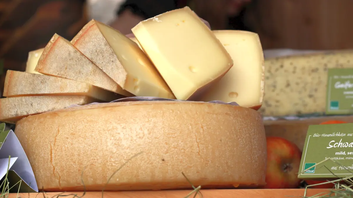 Allerlei käsige Leckerbissen warten beim Käse- und Genussmarkt in Wackershofen auf die Besucherinnen und Besucher.