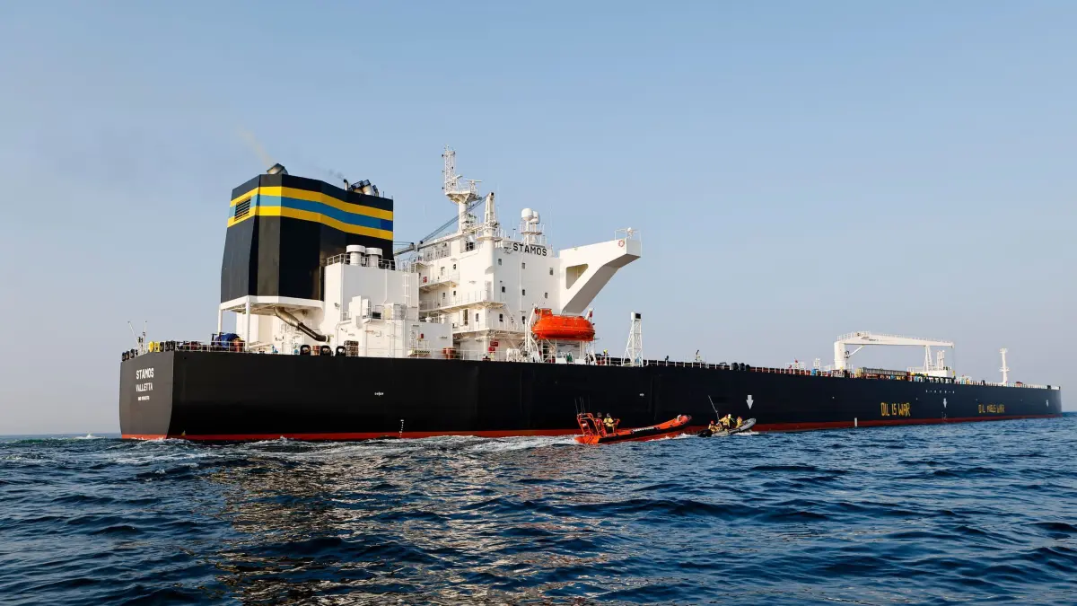 Öltanker: ARCHIV - 23.03.2022, Schleswig-Holstein, Fehmarn: Aktivisten der Umweltorganisation Greenpeace demonstrieren in der Ostsee vor einem Schiff, das russisches Öl transportiert. (zu dpa: «Iran-Krieg beschert Russland Milliardenplus») Foto: Frank Molter/dpa +++ dpa-Bildfunk +++