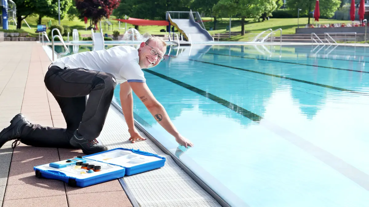 Daniel Muche, Fachkraft für Bäderwirtschaft, prüft die Wasserqualität im Schenkenseefreibad.