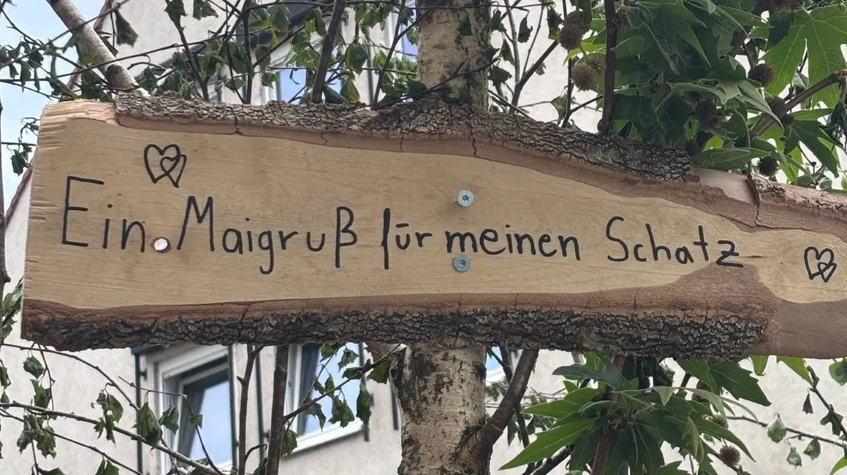 Sieh an: ein Maibaum mit Liebesbotschaft mitten im Hafenbad