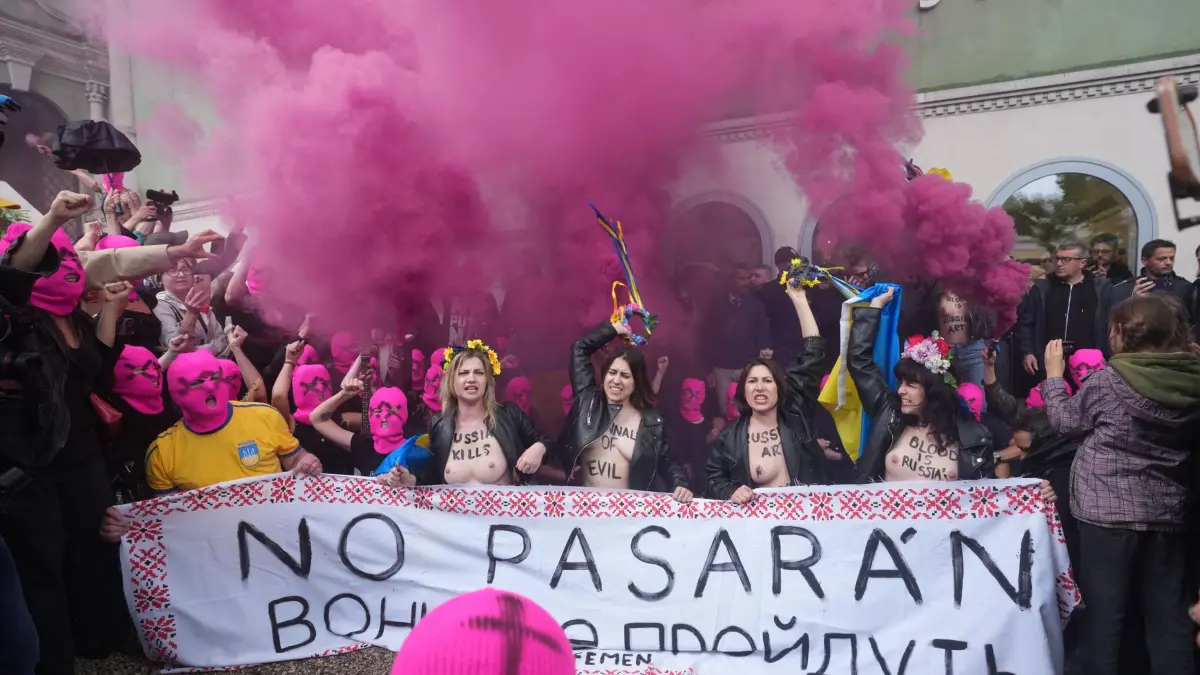 Kunstbiennale 2026 - Proteste: 06.05.2026, Italien, Venedig: Aktivistinnen von Pussy Riot und FEMEN veranstalten vor dem russischen Pavillon auf der Kunstbiennale eine Protestaktion gegen die Teilnahme Russlands. Wegen des Kriegs gegen die Ukraine wurde der russische Pavillon in den vergangenen vier Jahren von Russland nicht genutzt. Foto: Luca Bruno/AP/dpa +++ dpa-Bildfunk +++
