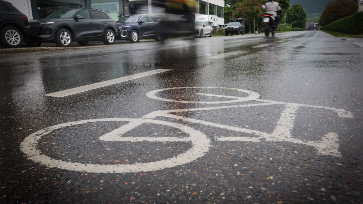 Auch beim Überholen von Radfahrern, die auf dem Radschutzstreifen unterwegs sind, muss der Abstand von eineinhalb Metern eingehalten werden.